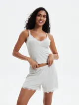 Musculosa de algodón negra con detalles de encaje en el borde y tirantes finos.