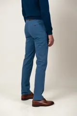 Pantalón de vestir azul con corte clásico, confeccionado en algodón y con cierre de botón y cremallera.