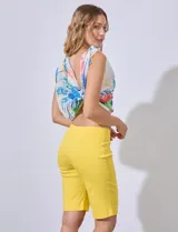 Bermuda en gabardina elastizada con pretina ancha, de la marca Zac & Rachel.