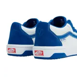 Zapatillas deportivas en azul y blanco, con diseño clásico y suela de goma.