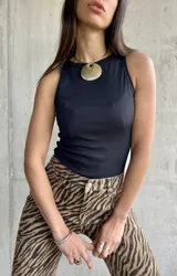 Musculosa negra de morley ajustada, con tirantes finos y escote redondo.