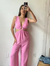 Mono largo de color rosa con corte holgado, escote en V y detalle de aro metálico en el centro.