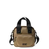 Bolso bandolera pequeño color beige, con doble asa de mano y correa larga ajustable. Tiene un bolsillo frontal con cierre y el logo 'mc' estampado en el frente.