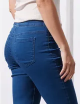 Jegging de algodón color azul denim, con bolsillos simulados en la parte delantera y bolsillos aplicados en la parte trasera.