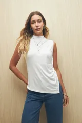 Top negro de cuello alto y sin mangas, con terminación en pico y abertura lateral.