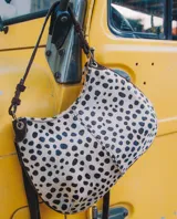 Cartera de cuero con estampado animal print, forrada por dentro y con doble correa desmontable.