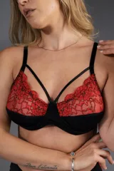 Soutien reductor con aro, confeccionado en lycra y puntilla elastizada bicolor, con breteles elásticos regulables y detalle de tiras.