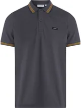 Chomba gris de piqué elástico con cuello polo y tapeta de dos botones. Presenta ribetes negros y dorados en cuello y mangas, parche con logo de Calvin Klein en el pecho y corte clásico.