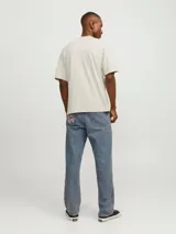 Camiseta básica color beige de manga corta y cuello redondo con fit holgado. Confeccionada en jersey peinado orgánico.