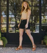 Sandalias de cuero color marrón claro, con puntera descubierta, tira ancha sobre el empeine, talonera cerrada y suela track.