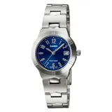 Reloj análogo Casio para mujer, con caja y brazalete de acero inoxidable plateado. Presenta una esfera redonda de color azul profundo con números arábigos y marcadores de hora plateados, manecillas plateadas y ventana de fecha a las 3.