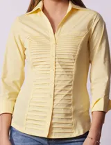 Camisa negra de algodón con cuello con solapa, abertura central con botones, delantera tableada y mangas 3/4. Laterales elastizados.
