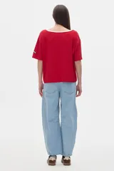 Remera roja de rib con cuello redondo amplio y mangas cortas.