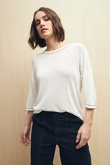 Top blanco de tejido liviano con cuello a la base y mangas 3/4.