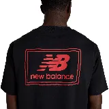 Camiseta negra de algodón con logo de New Balance en el pecho.