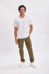 Remera blanca de algodón con cuello en V y mangas cortas.