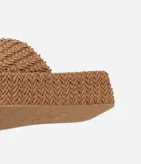 Sandalia flatform con superficie trenzada metalizada color dorado, sin cierre, con tira ancha y puntera redonda.