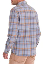 Camisa de franela a cuadros color celeste, naranja y marrón, de manga larga y corte moderno.