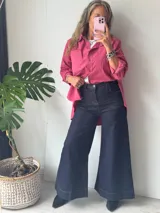 Pantalón de jean azul oscuro de corte ancho, con cintura alta y bolsillos laterales.