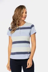 Remera de manga corta con rayas horizontales en tonos rosa, azul y blanco. Presenta cuello redondo y una botonadura frontal con botones personalizados.