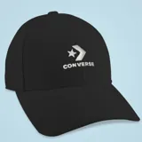 Gorro ajustable de algodón color blanco con logo de Converse bordado en negro.