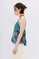 Top celeste con estampado de flores color borgoña, escote en V y breteles trenzados.