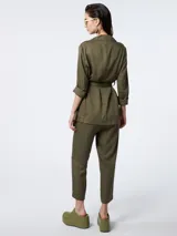 Blazer negro con solapa, lazo en la cintura y bolsillos con tapa no funcionales.