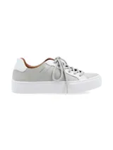 Sneaker de cuero vacuno con estampado de camuflaje y suela marrón.