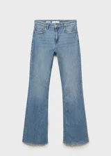 Pantalón de jean celeste de corte acampanado, tiro medio y bajo deshilachado.