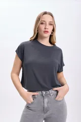 Camiseta gris oscuro de modal con mangas cortas y cuello redondo.