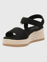 Sandalias negras con plataforma de yute, tira ancha sobre los dedos y tira con hebilla dorada alrededor del tobillo.