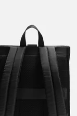 Mochila negra de tejido técnico con solapa y hebilla. Tiene un bolsillo frontal, un bolsillo interior con cierre y un compartimento para dispositivos electrónicos de hasta 13 pulgadas. La parte posterior es acolchada y tiene una banda de sujeción para equipaje.