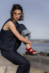 Sandalias rojas de cuero charol con hebillas plateadas y suela track.