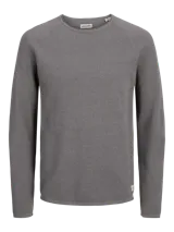 Sweater gris de punto con cuello redondo y mangas largas.