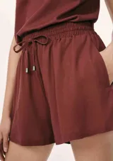 Short color ladrillo de lino con cintura elastizada y cordón ajustable.