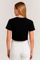 Remera corta negra con cuello redondo y apliques de strass en la parte superior.