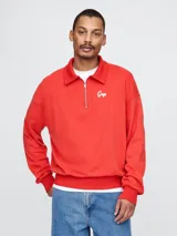 Buzo rojo de algodón con cuello tipo polo, medio cierre con cremallera y logo de Gap bordado en blanco en el pecho.