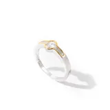 Anillo de plata 925 bañado en rodio y oro, decorado con zirconias.