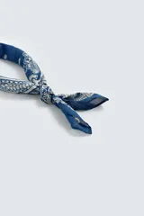 Pañuelo bandana azul con estampado paisley en blanco, confeccionado en algodón.