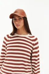 Sweater de punto a rayas horizontales color marrón y crudo, con cuello redondo y mangas largas.