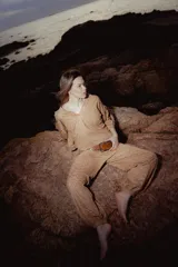 Pantalón babucha color ocre con estampado de flores pequeñas, corte holgado y cintura elástica.