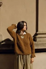 Buzo tejido a mano en Uruguay, color marrón, de mohair, poliamida y acrílico.