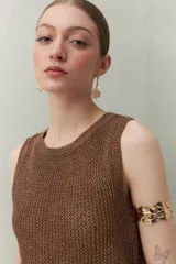 Vestido corto marrón de tejido de punto con textura.