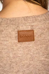 Sweater color marrón claro de tejido de punto, con cuello redondo y mangas largas.