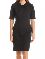 Vestido midi verde de crepe, con cuello a la base, escote entrelazado, mangas cortas y cierre invisible en la espalda con tajo en el ruedo.