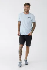 Remera celeste de corte clásico con cuello redondo y manga corta. Estampado pequeño en el pecho.