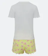 Pijama corto de algodón con blusa blanca de cuello V con botones y mangas cortas onduladas, y short amarillo con estampado de corazones y cintura elástica.