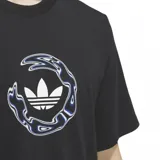 Remera negra de algodón con logo de Adidas Skateboarding estampado en el pecho.