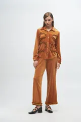 Pantalón de terciopelo rib lurex color gris, con corte acampanado y volados en el bajo.