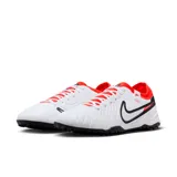 Championes de fútbol Nike Legend 10 Pro Tf, color blanco con detalles en negro y rojo.